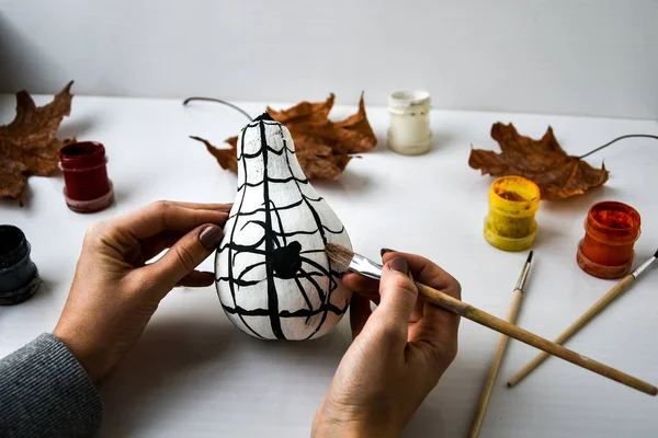 Mujer Pinta Araña Calabaza Para Halloween Otoño Diy Niños Artesanía —  Fotos de Stock