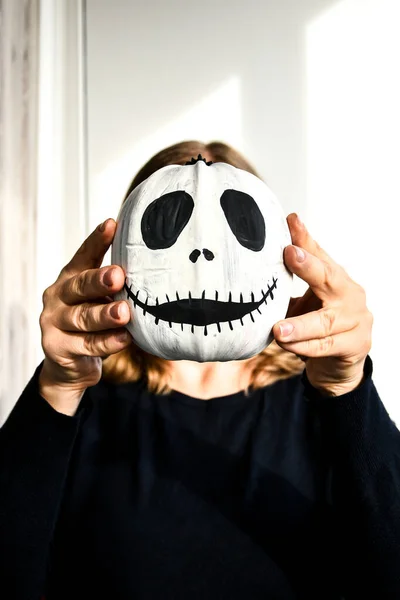 Femme Tenant Drôle Visage Citrouille Devant Son Visage Halloween Fond — Photo