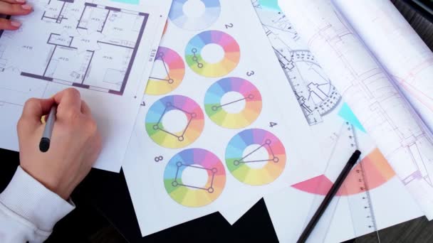 4k建筑师，室内设计师，在办公室的写字楼建筑平面图上，彩色调色板上，创作了手绘图纸。女建筑师 — 图库视频影像