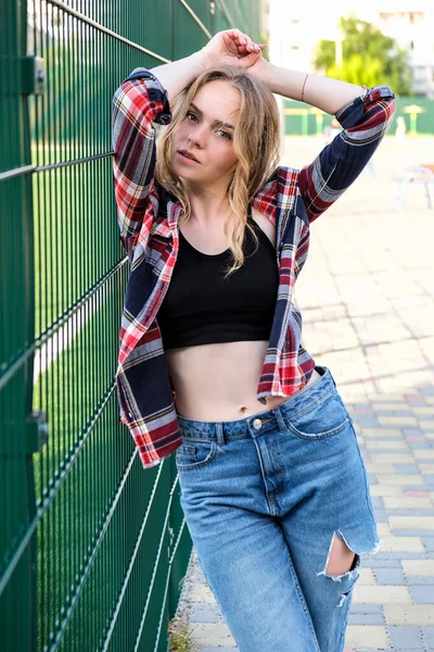 Ritratto di giovane donna millenaria per strada. Stile di vita hippie. Felice donna sorridente. All'aperto — Foto Stock