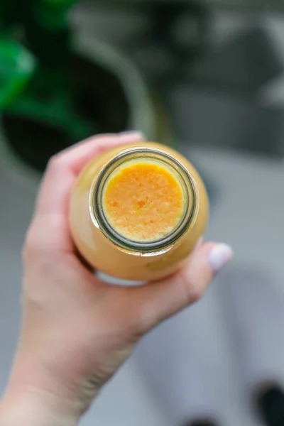 Een Jonge Blonde Vrouw Die Veganistische Smoothie Drinkt Drinkt Detox — Stockfoto