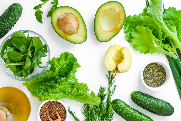 Gotowanie Zdrowej Diety Lub Żywności Wegetariańskiej Deska Krojenia Otoczona Zielonymi — Zdjęcie stockowe