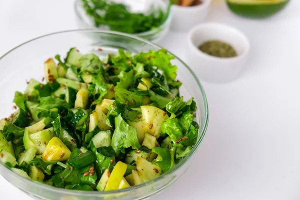 Salade Légumes Verts Frais Herbes Cuisiner Une Alimentation Saine Végétarienne — Photo