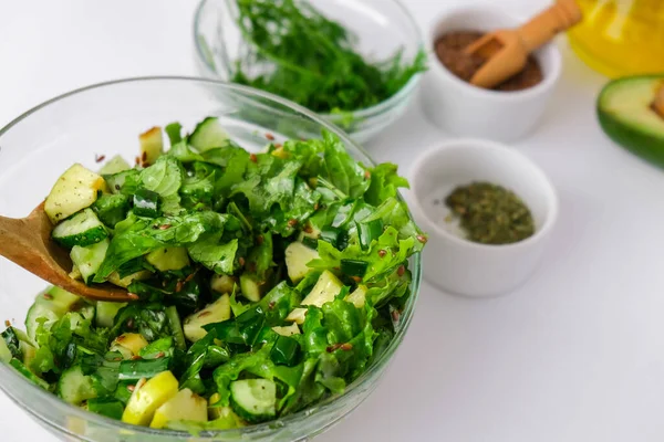 Salat Mit Frischem Gemüse Und Kräutern Gesunde Ernährung Oder Vegetarische — Stockfoto