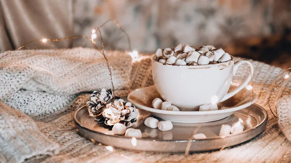 Copo Com Cacau Inverno Quente Marshmallows Cama Luzes Natal Cones — Fotografia de Stock