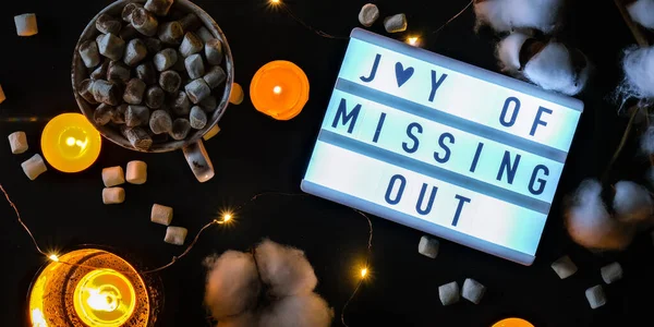 Lightbox Dengan Pesan Jomo Joy Missing Out Konsep Relaksasi Dari — Stok Foto