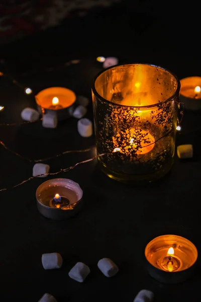 Ljusen Lyser Brännande Ljus Mörk Bakgrund Små Marshmallows Dekorativa Och — Stockfoto