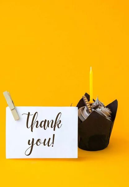 ありがとうテキストグリーティングカード キャンドル付きのチョコレートカップケーキ 休日だ お祝いの背景 — ストック写真