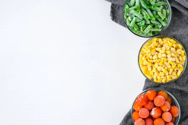 Três Tigelas Legumes Congelados Comida Milho Amarelo Feijão Verde Tomates — Fotografia de Stock