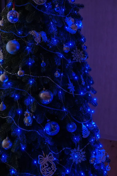 Wieczorne Zimowe Światełka Niebieskie Światła Bokeh Nocy Wnętrze Choinki Hygge — Zdjęcie stockowe