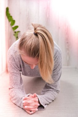 Genç bin yıllık sarışın kadın balkon evinde yoga egzersizi yapıyor. Bilinçli meditasyon. Rahatla. Rahat nefes al. Spor salonu pozu ver..