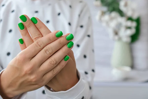 Gepflegte Frauenhände Mit Stylischen Grünen Nägeln Trendige Moderne Design Maniküre — Stockfoto