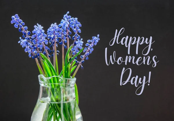 Glücklicher Frauentag Strauß Blauer Muscari Schwarzer Hintergrund Frühlingszwiebelblumen Blumenladen Konzept — Stockfoto