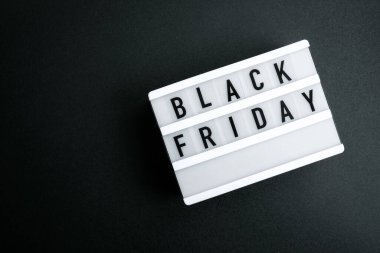 Karanlık arka planda Kara Cuma yazılı ışık kutusu, indirimli alışveriş konsepti. İnternetten alışveriş. Büyük indirim. Siber Pazartesi