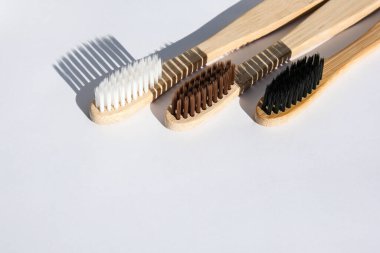 Bambu diş fırçası. Geri dönüşümlü, organik, beyaz arka planda, derin gölgeli. Çevre dostu yaşam tarzı konsepti, sıfır atık. Plastiksiz çevre banyosu. Boşluğu kopyala