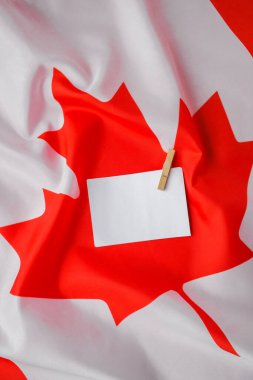 Kanada Ulusal Bayrağı. Kanada bayrağı ya da boş kağıt notalı akçaağaç yaprağı kopyalama alanı. Turist ya da vatanseverlik. Uluslararası ilişkiler kavramı. Bağımsızlık Günü. Göçmenlik