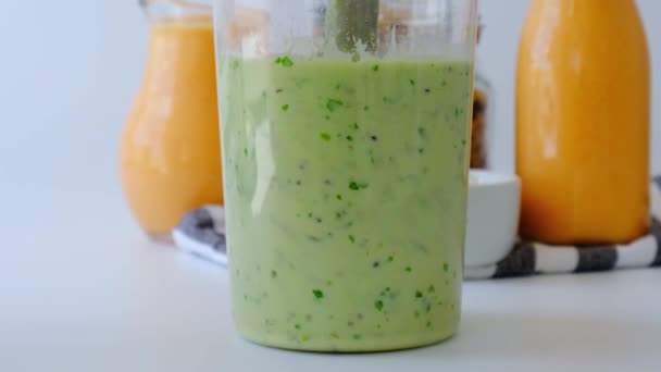 Lento movimento Mulher cozinhar smoothie saudável adicionar maçã verde, kiwi espinafre misturado em smoothies verde liquidificador. Dieta, emagrecimento, perda de peso e conceito de planejamento de refeições. — Vídeo de Stock