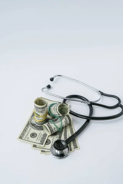 現金と聴診器のスタック 医療費医療の概念は 医師の給料 テキストのスペースをコピーします 健康寿命保険 予防接種費 金融危機 Covid 19犯罪 — ストック写真