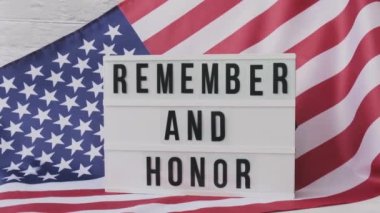 Ağır çekim dalgalanan Amerikan Bayrağı Arkaplanı. Amerika Birleşik Devletleri Bayrağı 'nı Hatırlayan ve Onurlandıran Metin Kutusu. 4 Temmuz Bağımsızlık Günü. Amerikan vatanseverliği ulusal bayramı. Usa gurur duyuyor.