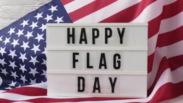 4k Macha American Flag Tło. LightBox z tekstem HAPPY FLAG DAY Flaga Stanów Zjednoczonych Ameryki. Dzień Niepodległości 4 lipca. Narodowe święto patriotyzmu USA. Usa dumny.. — Wideo stockowe