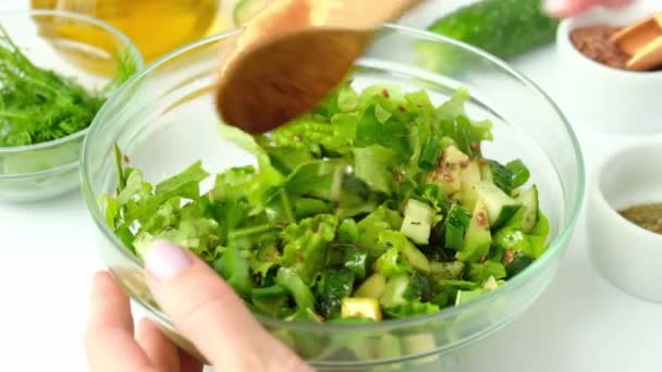 Mujer mezcla ensalada de verduras verdes frescas y hierbas. Concepto de comida cruda. Menú vegano. Cocinar una dieta saludable o comida vegetariana. Receta paso a paso. — Vídeo de stock