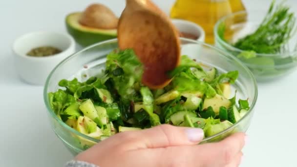 La donna mescola l'insalata di verdure verdi fresche e erbe. Concetto di cibo crudo. Menù vegano. Cucina dieta sana o cibo vegetariano. Ricetta passo passo. — Video Stock