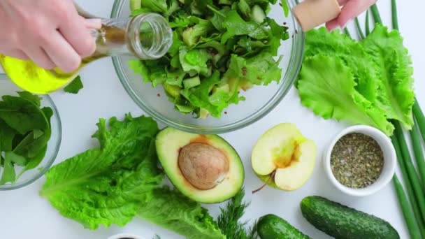Kvinna matlagning sallad av färska gröna grönsaker och örter. Matlagning hälsosam kost eller vegetarisk mat. Kvinnliga händer tillsätter olivolja. Steg för steg recept. — Stockvideo