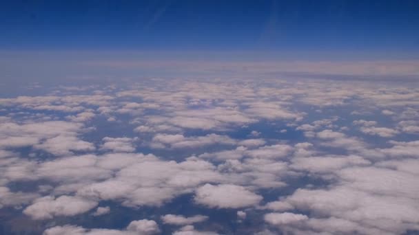 Uçak uçuşu. Uçağın penceresinden bak. Uçak, uçak. Hava yoluyla seyahat etmek. 4 bin. Uçak Pencere Görünümü Bulutların Üzerinde İnanılmaz Yumuşak tüylü bulutlar Gökyüzü görünümünde — Stok video