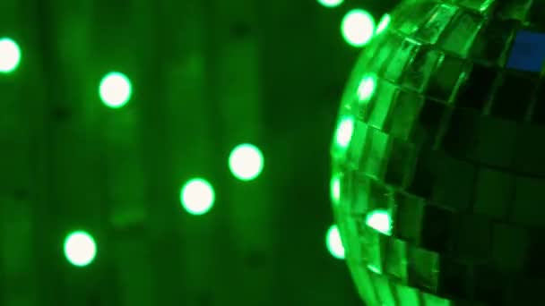 Disco Light. Rotierendes Scheibenlicht. Discokugel.Bunte Neonlichter. Farbmaterial 4K. Rotierende Spiegel-Discokugel in Restaurant-Party — Stockvideo