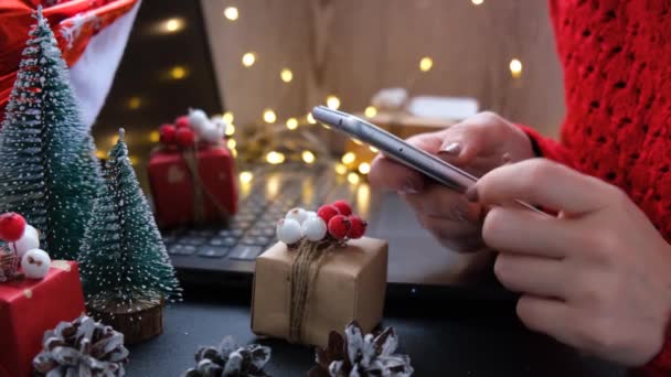 Compras en línea de Navidad. Mujer comprador hace el pedido en el teléfono móvil. Mujer comprar regalos, prepararse para la Navidad. Vacaciones de invierno ventas. — Vídeos de Stock