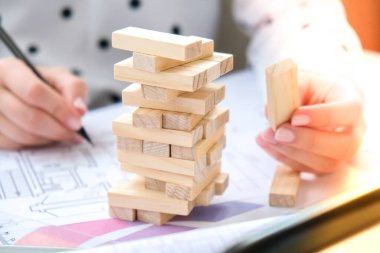 Mimar tasarımcı iç mimar yaratıcı işçi el evin masa mimarisi planı üzerine bir blok tahtası oyunu oynuyor, bir renk paleti. Ofisteki işyerinin planlarını çizen kadın mimar.