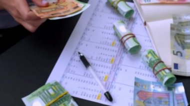 Ağır çekim İş Kadını Para Yığını Gösteriyor. Yakın plan. Gelir ve İş Konsepti. Satış, rüşvet, yolsuzluk konsepti. El çabukluğu. Milenyum Samimi Gerçek Kadın