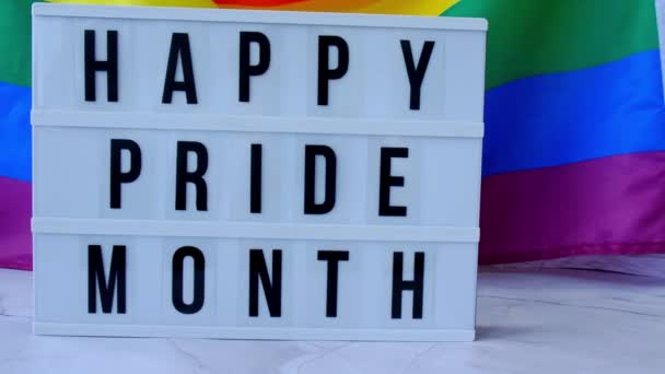 Bandeira de arco-íris 4k com lightbox e texto HAPPY PRIDE MONTH. Rainbow lgbtq bandeira feita de material de seda. Símbolo do mês de orgulho LGBTQ. Igualdade de direitos. Paz e liberdade — Vídeo de Stock