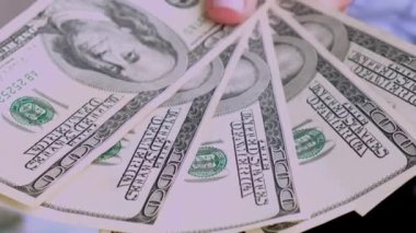 İş kadını, Amerikan dolarlarını sergiliyor. Yakın plan. Gelir ve İş Konsepti. Satış, rüşvet, yolsuzluk konsepti. El çabukluğu. Milenyum Samimi, otantik kadın elleri