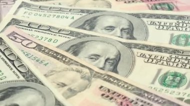 4K 100 dolarlık banknotlar dönüyor. Dönüşümlü kağıt para yakın plan. Paralı arka plan Amerikan 100 dolarlık banknotlar. Başkan Franklin 'in portresi, iş ve finans kavramı