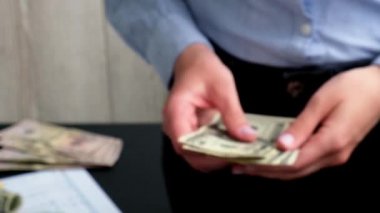 İş kadını, Amerikan dolarlarını sergiliyor. Yakın plan. Gelir ve İş Konsepti. Satış, rüşvet, yolsuzluk konsepti. El çabukluğu. Milenyum Samimi, otantik kadın elleri