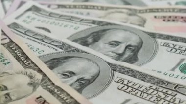 4K 100 dolarlık banknotlar dönüyor. Dönüşümlü kağıt para yakın plan. Paralı arka plan Amerikan 100 dolarlık banknotlar. Başkan Franklin 'in portresi, iş ve finans kavramı