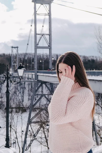 Krásná mladá žena v pleteném svetru v zimním parku. Venku je chladno. Sníh šťastný úsměv portrét dívky — Stock fotografie
