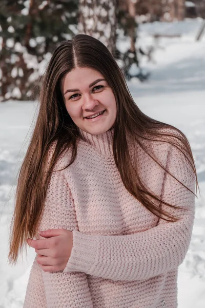 Красивая молодая женщина в вязаном свитере в зимнем парке. Холодная погода на улице. Счастливый улыбающийся портрет девушки — стоковое фото