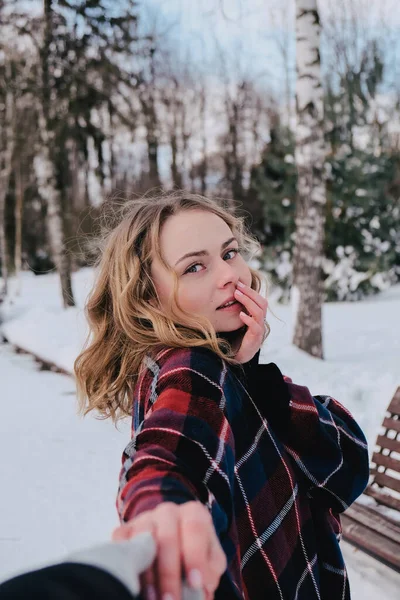 Mujer guapa rubia rizada en poncho en el parque de invierno. Clima frío. Vacaciones, temporada y concepto de ocio. Navidad, Año Nuevo. — Foto de Stock