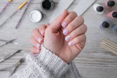 Modern çıplak kadın manikürü. Tırnak bakımı, kişisel bakım. Profesyonel Donanım Manikürü. Çivi hazırlama prosedürü. Tırnak içi temizleyicisi. Tırnak dosya makası