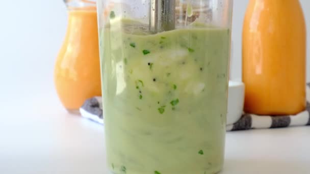 4k Woman cooking healthy smoothie add Green apple, kiwi spinach blended in blender green smoothies. Dieta, emagrecimento, perda de peso e conceito de planejamento de refeições. — Vídeo de Stock