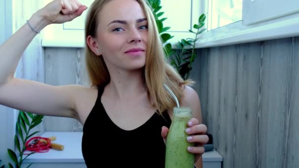 4K genç, bin yıllık sarışın kadın vejetaryen kokteyli içiyor. Evde yoga egzersizi yapan bir kadın. Temiz yemek, kilo kaybı, sağlıklı beslenme konsepti. Sağlıklı kalın — Stok video