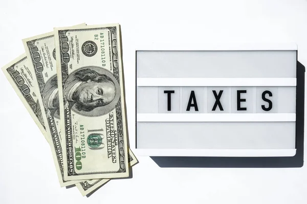 Tablero Lightbox Con Palabras Taxes Letras Negras Alrededor Los Billetes — Foto de Stock