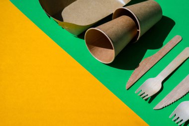 Ahşap çatallar ve kağıt bardaklar. Renkli tabaklar. Çevre dostu tek kullanımlık sofra takımı. Fast food, restoran, paket servis, piknik gibi şeylerde kullanılır. Plastik sıfır atık