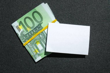 Kopya alanı için kağıt banknotla birlikte Euro banknotu. Tasarruf yatırımı, maaş. Finans konsepti. Zenginlik ve refah finansmanı iş bütçesi