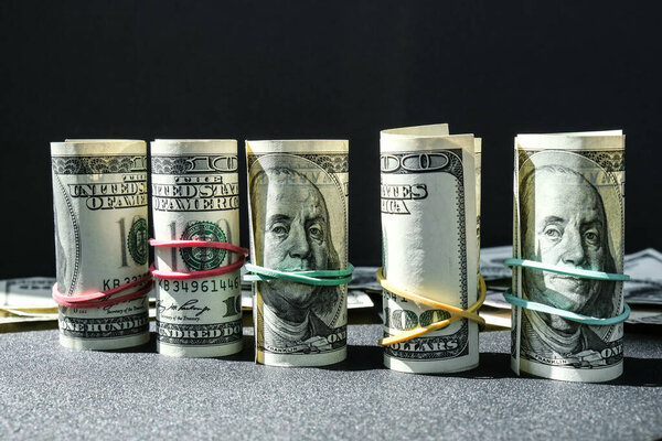 Пакет американских долларов закрывается изолированно на долларовом фоне. Бумажные банкноты наличными в долларах с резинками. Бюджет бизнеса богатства и процветания финансов. Сводный капитал американских долларов банкноты наличные деньги