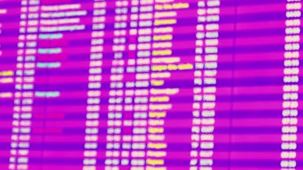 Yeni modern havaalanı terminali kalkış panosunda uçuş bilgilerini gösteren gelen ve giden uçakların zaman çizelgesi iptal edildi. — Stok video