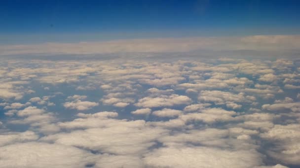 Політ літака. Вид з вікна літака. Літак, літак. Подорожі по повітрю. 4k. Літак Вид на вікно Над хмарами Дивовижні пухнасті хмари м'яко рухаються на небі видом на повітря — стокове відео