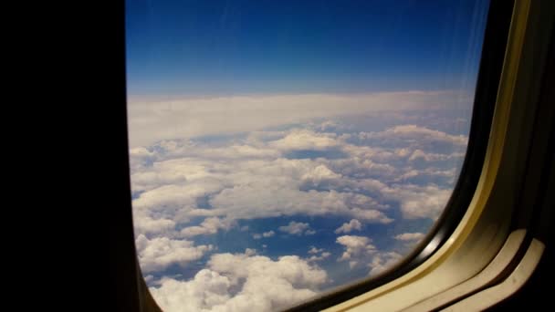 Політ літака. Вид з вікна літака. Літак, літак. Подорожі по повітрю. 4k. Літак Вид на вікно Над хмарами Дивовижні пухнасті хмари м'яко рухаються на небі видом на повітря — стокове відео